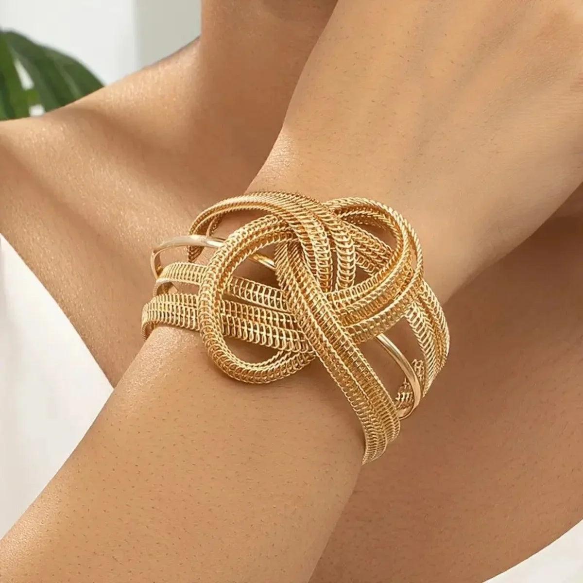 Pulsera Ancha Ajustable con Diseño de Nudos Elegante