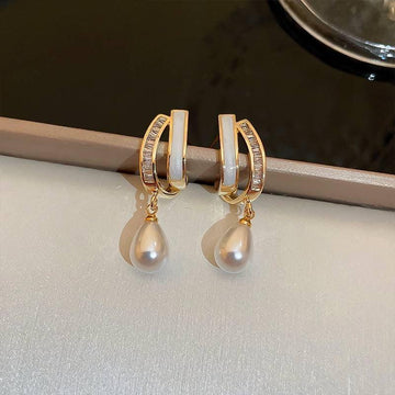 Pendientes de Aro con Perla Gota y Detalles Brillantes